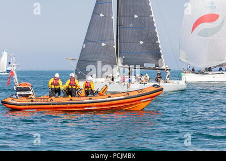 Manche, près de l'aiguille, île de Wight, Royaume-Uni ; 7 juillet 2018 ; l'équipage à bord de la RNLI Lifeboat côtière atlantique 85 'Bradley' basé à Lymington Banque D'Images