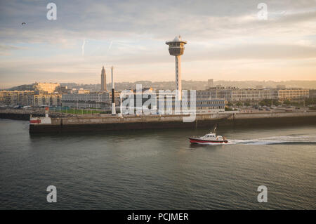 Vue sur le Havre de la mer montrant la tour de contrôle du port, le musée Malraux et iconique Auguste Perret appartements avec un lancement du pilote Banque D'Images