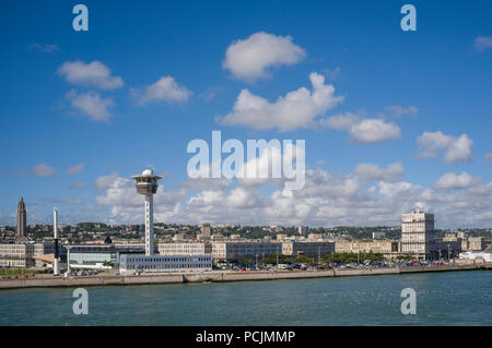 Vue sur le Havre de la mer montrant le musée Malraux et appartements emblématique par Auguste Perret avec ciel bleu et blanc moelleux cumulus Banque D'Images