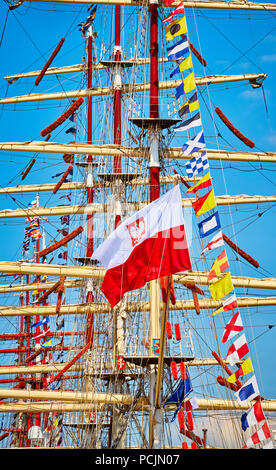 Drapeau polonais sur un voilier mât. Banque D'Images