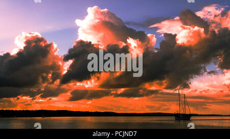 Une Orange Rouge d'inspiration principalement avec coucher du soleil Ciel cumulonimbus, dans un ciel de couleur bleu céruléen. Banque D'Images
