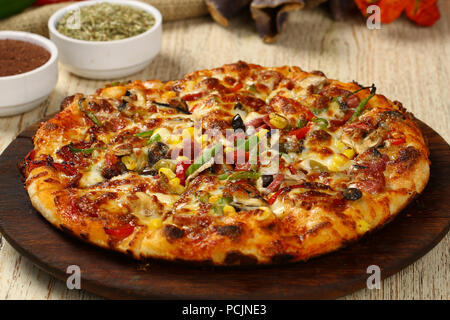 Delicious pizza italienne sur la table en bois Banque D'Images