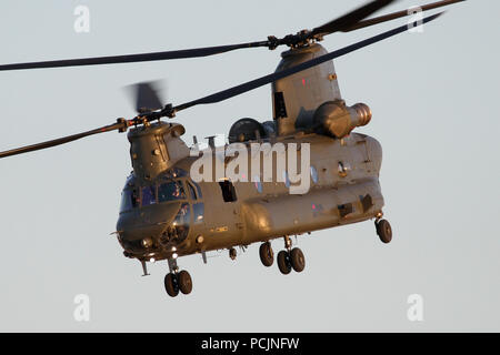 Chinook HC6 de la RAF Odiham au départ l'aérodrome de Wattisham à Suffolk au crépuscule après un court arrêt pour faire le plein. Banque D'Images