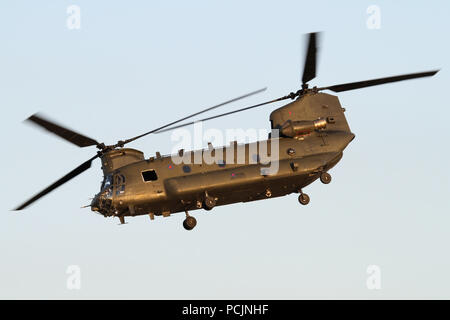 Chinook HC6 de la RAF Odiham au départ l'aérodrome de Wattisham à Suffolk au crépuscule après un court arrêt pour faire le plein. Banque D'Images