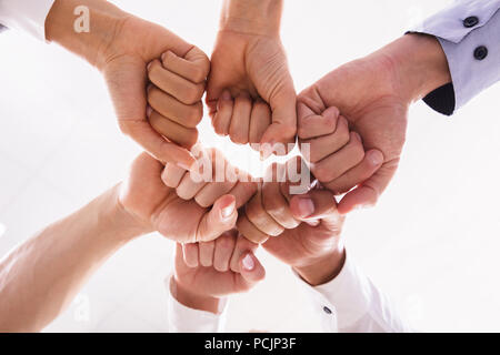Low Angle View Of Businesspeople faisant Fist Bump Banque D'Images