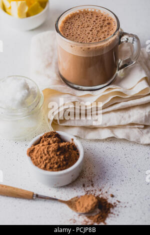 BULLETPROOF CACAO. Régime cétogène diète céto boisson chaude. Le cacao mélangé avec l'huile de coco et le beurre. Tasse de cacao et d'ingrédients à toute épreuve sur fond blanc Banque D'Images