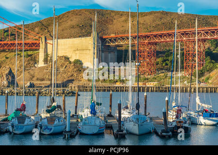 Coucher de soleil sur le Golden Gate Bridge at Horseshoe Cove, dans la baie de San Francisco. Banque D'Images