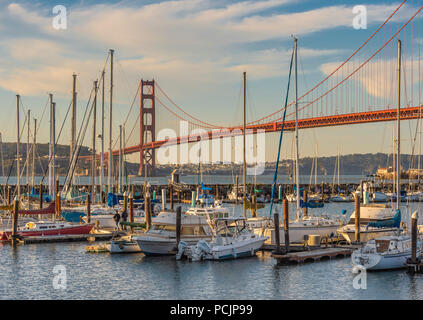Coucher de soleil sur le Golden Gate Bridge at Horseshoe Cove, dans la baie de San Francisco. Banque D'Images