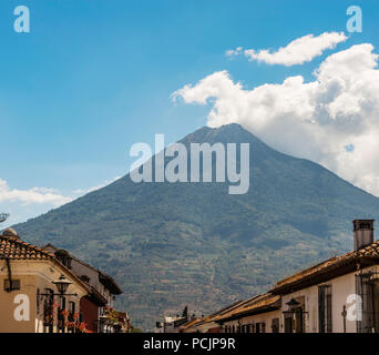Volcan de Agua ou eau Volacano au Guatemala comme vu à partir de Antigua Banque D'Images