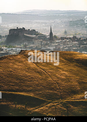 Voir d'Édimbourg de Arthur's Seat à Holyrood Park. L'Écosse, Royaume-Uni. Banque D'Images