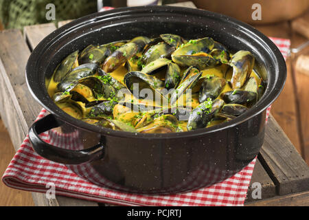 Mouclade. Les moules à la crème et sauce au cari France Food Banque D'Images