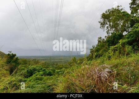 Hinchinbrook island sur l'apparence d'un jour brumeux, vu de l'île de Hinchinbrook lookout, Cardwell, Queensland, Australie Banque D'Images