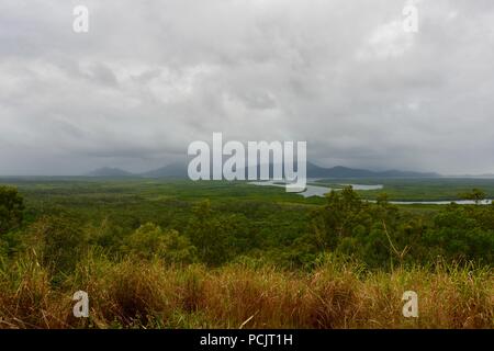 Hinchinbrook island sur l'apparence d'un jour brumeux, vu de l'île de Hinchinbrook lookout, Cardwell, Queensland, Australie Banque D'Images