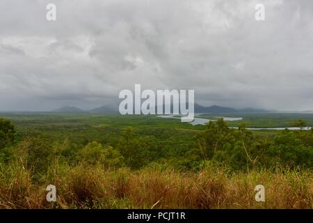 Hinchinbrook island sur l'apparence d'un jour brumeux, vu de l'île de Hinchinbrook lookout, Cardwell, Queensland, Australie Banque D'Images