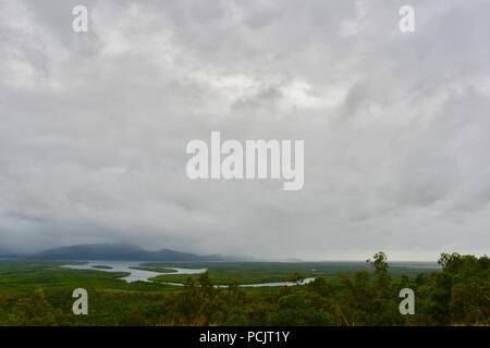 Hinchinbrook island sur l'apparence d'un jour brumeux, vu de l'île de Hinchinbrook lookout, Cardwell, Queensland, Australie Banque D'Images