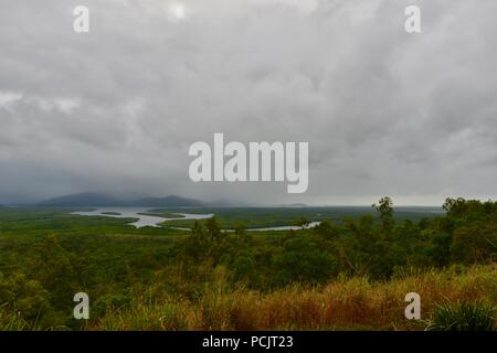 Hinchinbrook island sur l'apparence d'un jour brumeux, vu de l'île de Hinchinbrook lookout, Cardwell, Queensland, Australie Banque D'Images