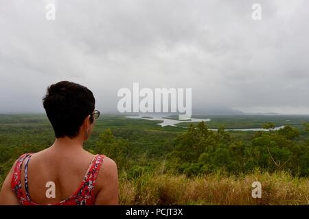 Une femme donne sur l'île de Hinchinbrook sur l'apparence d'un jour brumeux, vu de l'île de Hinchinbrook lookout, Cardwell, Queensland, Australie Banque D'Images