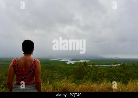 Une femme donne sur l'île de Hinchinbrook sur l'apparence d'un jour brumeux, vu de l'île de Hinchinbrook lookout, Cardwell, Queensland, Australie Banque D'Images