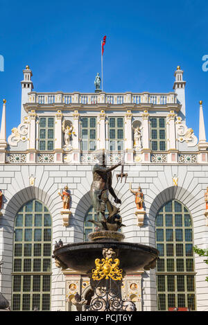 Baroque polonais, vue de personnages situés sur la fontaine de Neptune et le musée de la cour d'Artus dans la voie royale historique, Dluhi Targ, vieille ville de Gdansk, Pologne. Banque D'Images