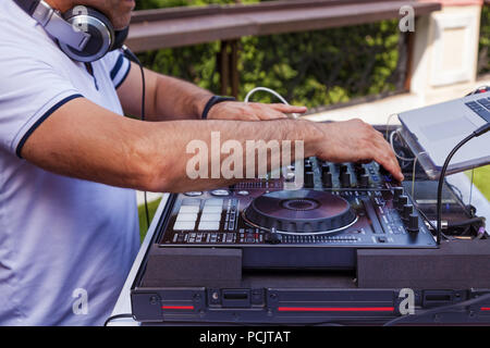 DJ les mains sur l'équipement. La console de contrôle de mixage DJ Turntable avec deux part en concert Banque D'Images