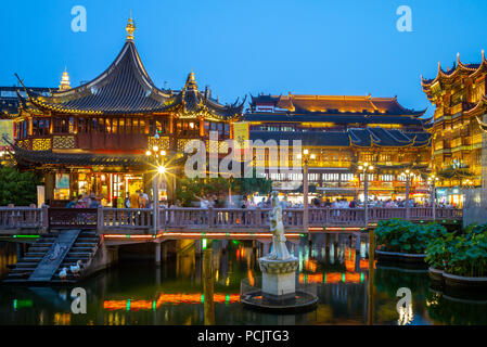 Vue de nuit sur le jardin Yu Yuan à Shanghai, Chine Banque D'Images