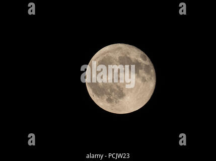 Matera (Italie) - La pleine lune vu de la ville pierre de Sassi di Matera Banque D'Images