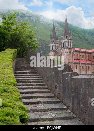 Marches de pierre de la Basilique de Santa Maria la Real de Covadonga dans les Asturies au nord de l'Espagne Banque D'Images