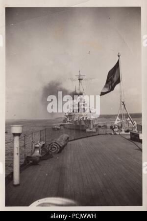 Droit de l'album photo de Oberfänrich Wilhelm Gaul - croiseurs allemands en ligne lors de la guerre civile espagnole. Banque D'Images