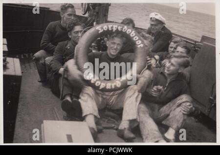 Droit de l'album photo de Oberfänrich Wilhelm Gaul - Membres de l'équipage à bord des torpilleurs allemands Leopard posent avec une bague de la vie pendant la guerre civile espagnole. Banque D'Images