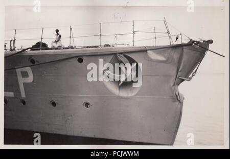 Droit de l'album photo de Oberfänrich Wilhelm Gaul - La proue endommagée de torpilleur allemand Leopard pendant la guerre civile espagnole. Banque D'Images