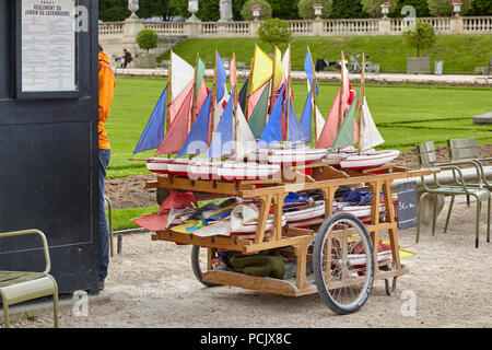 Bateaux-jouets au jardin du Luxembourg, Paris. Banque D'Images