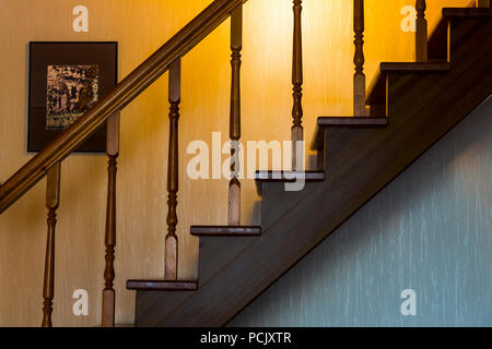 Escalier intérieur en bois à l'étage. Banque D'Images
