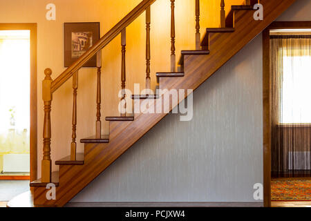 Escalier intérieur en bois à l'étage. Banque D'Images