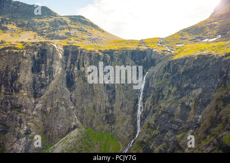 Cascade de montagne sur la route Trollstigen, Norvège Banque D'Images