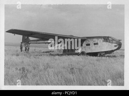 Image d'un album photo relatif à II Gruppe, Jagdgeschwader 3: Un planeur Gotha Go242 est assis dans un champ en Russie en 1941. Banque D'Images