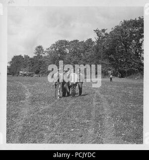 Image à partir d'un album de photos relatives à II. Gruppe, Jagdgeschwader 3 : Feldmarschall Albert Kesselring en discussion avec Hauptmann Erich von Selle et autres officiers de II./JG3 à Wierre-au-Bois en France, l'aérodrome de l'été 1940. Dans l'arrière-plan est l'une des unités Messerschmitt Bf 110 chasseurs lourds. Banque D'Images