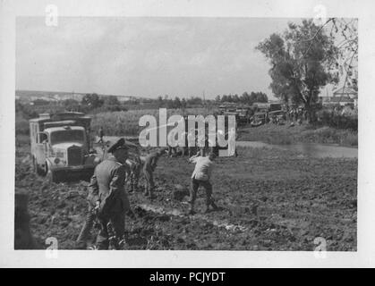 Image à partir d'un album de photos relatives à II. Gruppe, Jagdgeschwader 3 : membres du personnel au sol du II./JG3 creuser leurs véhicules hors de la Fédération de la boue de la "rasputitsa" à l'automne 1941. Banque D'Images