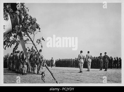 Image à partir d'un album de photos relatives à II. Gruppe, Jagdgeschwader 3 : Hauptmann Erich von Selle de géant sur la place d'aborder les pilotes et le personnel au sol du II./JG3 à Wierre-au-Bois en France, l'aérodrome de l'été 1940. Banque D'Images