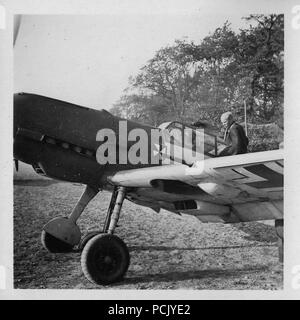 Image à partir d'un album de photos relatives à II. Gruppe, Jagdgeschwader 3 : Hauptmann Erich Woitke, Staffelkapitän du 6./JG3 et agissant de Gruppenkommandeur II./JG3 à partir du 1er octobre 1940 jusqu'au 23 novembre 1940, se prépare à décoller dans son Messerschmitt Bf 109E de Wierre au bois à l'été 1940. Banque D'Images