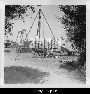 Image à partir d'un album de photos relatives à II. Gruppe, Jagdgeschwader 3 : Messerschmitt BF109E Black 5 a changé son moteur à l'Aérodrome de Samar (Wierre au bois) en France, l'été 1940. Banque D'Images