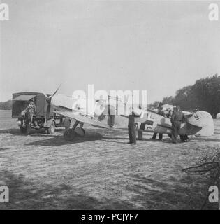 Image à partir d'un album de photos relatives à II. Gruppe, Jagdgeschwader 3 : le Messerschmitt Bf 109E de l'Oberleutnant von Cramon, Geschwaderadjutant Friedrich-Franz JG3 du 21 août 1940, est prêt pour l'action. Banque D'Images