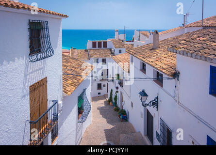 Ruelle pittoresque dans village blanc d'Altea, Alicante, Espagne Banque D'Images