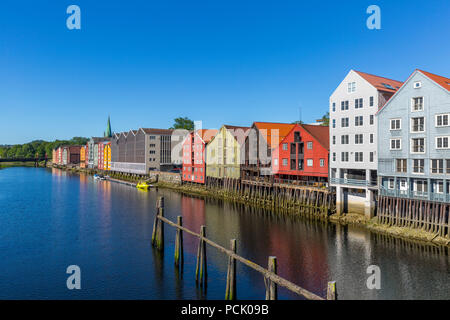 Vieux entrepôts colorés le long de la rivière Nidelva à Trondheim Banque D'Images