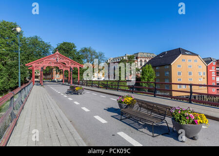 La vieille ville pittoresque pont vieux entrepôts à Trondheim, Norvège Banque D'Images