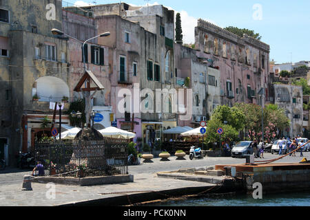 Cuzified Jésus sur la promenade Procida, Golfo di Napoli, Italie, avec une fois maisons colorées peintes en différentes couleurs pastel dans l'arrière-plan Banque D'Images