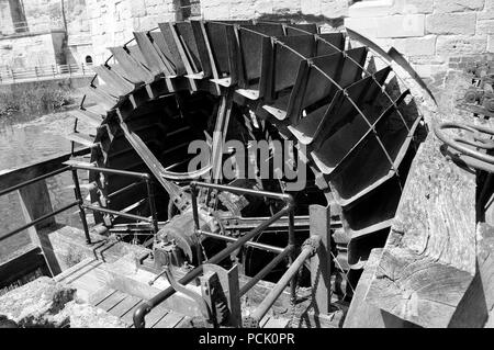 Noir & Blanc roue de l'eau utilisée pour la conversion de l'énergie de s'écouler dans une forme utile de pouvoir dans le château de Warwick Banque D'Images