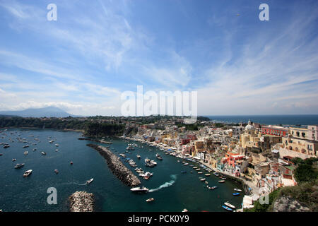 Vue panoramique sur le front de mer de Corricella sur Procida, Golfo di Napoli, Italie, avec les maisons aux couleurs vives peintes en différentes couleurs pastel Banque D'Images