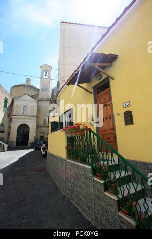 Vue extérieure de l'Abbazia San Michele Arcangelo et un bâtiment résidentiel sur Procida, Golfo di Napoli, Italie Banque D'Images