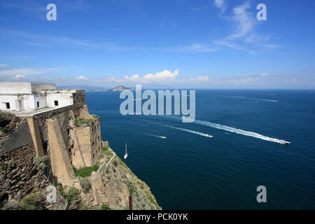 Vue imprenable de Terra Murata - Corricella sur Procida, Golfo di Napoli, Italie - vers le sud, vue sur le Golfo di Napoli, Italie Banque D'Images