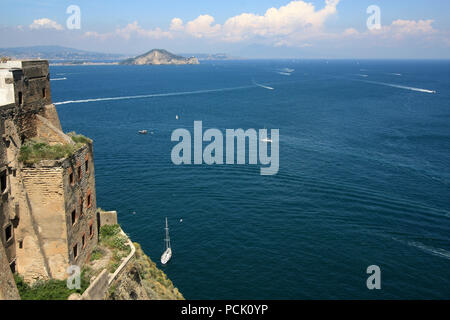 Vue imprenable de Terra Murata - Corricella sur Procida, Golfo di Napoli, Italie - vers le sud, vue sur le Golfo di Napoli, Italie Banque D'Images